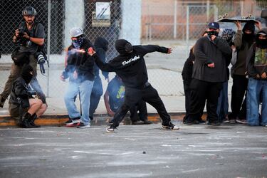 La intervención de la Guardia Nacional y la policía de Los Ángeles, que ha empezado a usar balas de goma contra los manifestantes, no ha amainado la intensidad de los disturbios. 