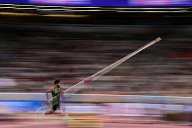 El atleta saudí Hussain Asim Al Hizam compite en la prueba de salto con pértiga masculina durante el Campeonato Mundial de Atletismo en Tokio.