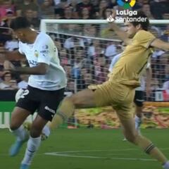 El Valencia clama contra el árbitro por esta durísima entrada de Marcos Alonso