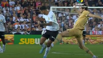 El Valencia clama contra el árbitro por esta durísima entrada de Marcos Alonso