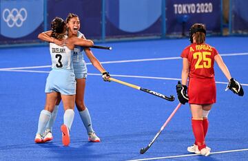 Derrota de las 'Red sticks'. La selección española de hockey hierba tuvo su segunda derrota del torneo. Esta vez, ante Argentina. Las albicelestes se adelantaron después de un gol en un penalti córner y ampliaron su ventaja con un buen remate de Albertarrio. Barrionuevo sumó el 3-0 cuando las españolas buscaban el gol a la desesperada.