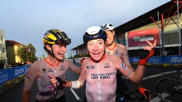 Vos felicita a su compa?era Van Vleuten por el oro mundial.