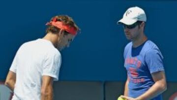 Roger Federer charla con su entrenador Stefan Edberg.