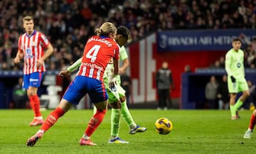 2-3. Disparo de Lamine Yamal desde fuera del rea que desva Reinildo, sorprende a Jan Oblak y el baln termina dentro de la portera.