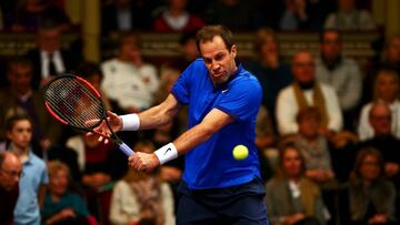 Greg Rusedski devuelve una bola ante Tim Henman durante el Champions Tennis 2016 en el Royal Albert Hall de Londres.