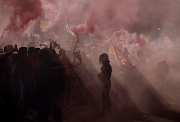 Caluroso recibimiento de los aficionados colchoneros al autobús rojiblanco en los aledaños del estadio Cívitas Metropolitano.