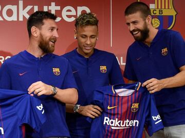 FC Barcelona players Lionel Messi (2nd L), Neymar (2nd R), Gerard Pique (R) and Rakuten CEO Hiroshi Mikitani (L) show off their new jersey with the Rakuten sponsorship logo for the first time during a press conference in Tokyo on July 13, 2017.
 Japan&#039;s major internet retailer Rakuten entered into main sponsorship contract with FC Barcelona. / AFP PHOTO / Toru YAMANAKA