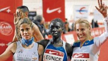 <b>DOBLETE ESPAÑOL. </b>Diana Martín (2ª) y Marta Domínguez (ganadora), flanquean a Jepkorir (3ª).