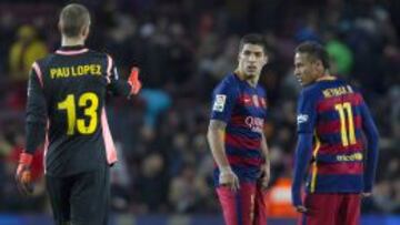 EL PENÚLTIMO DESPLANTE. Al finalizar el partido, Pau tendió la mano a Suárez y Neymar, que no se la aceptaron, luego en el túnel de vestuarios seguiría el lío.