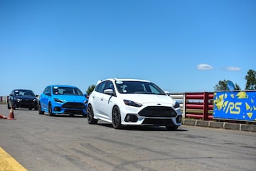 En la Región de la Araucanía Ford presentó por primera vez en Chile el Focus RS. Desde la línea de performance de la marca llega con un motor de 2.3 litros y 350 hp de potencia.
La presentación se llevó a cabo en Pucón y luego se realizó una prueba del vehículo en el autódromo Interlomas de Temuco.