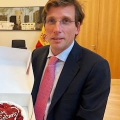 El regalo viral que ha recibido Martínez-Almeida por San Valentín: “Mi equipo y sus cosas”