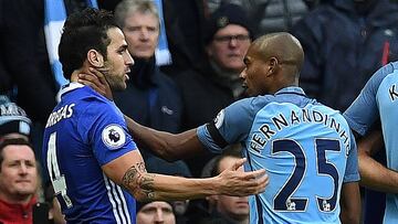 Fernandinho coge por el cuello a Cesc F&aacute;bregas durante el City-Chelsea.