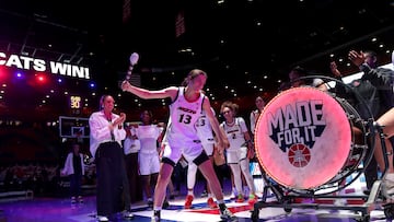 Helena Pueyo toca el tambor de las Arizona Wildcats tras una victoria del equipo.