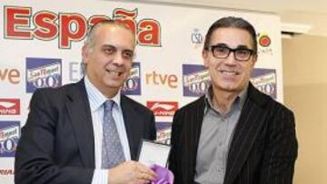 <b>RECONOCIMIENTOS. </b>Sáez le entregó a Scariolo dos réplicas de los títulos europeos que ganó (abajo) y la plata olímpica de Londres.