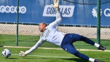 El guardameta costarricense está de regreso en los entrenamientos con el PSG mientras espera la resolución de su posible fichaje con el Napoli.