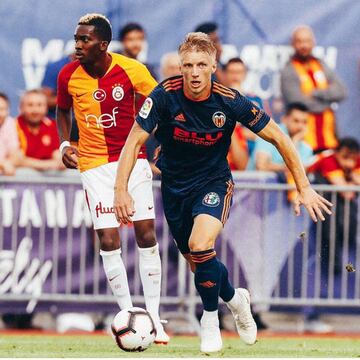 El 22 de julio publicaba esta foto como jugador titular del Valencia CF “¡Primer partido de pretemporada! Primer partido con la camiseta del Valencia CF” 