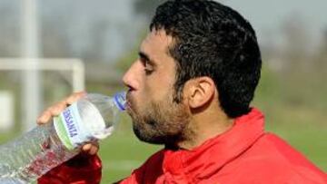 <b>REFRESCO. </b>Sastre, reponiendo fuerzas con un trago de agua durante el entrenamiento de ayer.