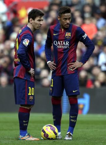 Leo Messi y Neymar antes de un lanzamiento de falta. 