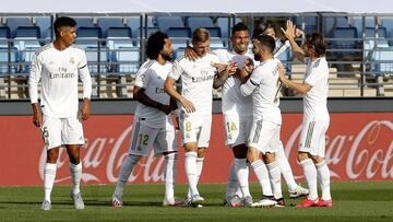 Los jugadores del Real Madrid celebran el primer gol, anotado por Kroos, ante el Eibar.