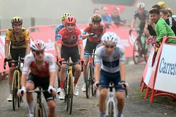 Un grupo de ciclistas a su entrada en meta.