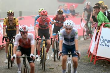 Un grupo de ciclistas a su entrada en meta. 