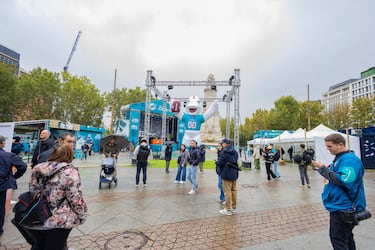 La Plaza de España de Madrid acoge la Fan Zone de los Miami Dolphins. 