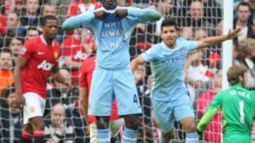 El delantero italiano en una de sus celebraciones más mediáticas en un clásico ante el Manchester United.