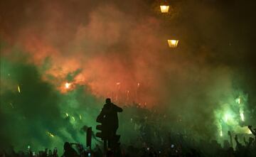 Miles de seguidores reciben a sus equipos a las puertas del Estadio Benito Villamarín.