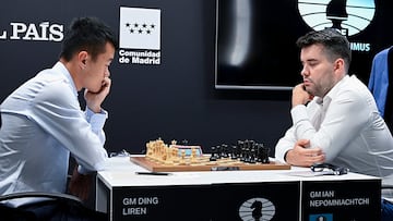 El ajedrecista chino Ding Liren y el ruso Ian Nepómniashchi, durante su partida este viernes en el Torneo de Candidatos de Madrid.