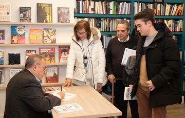 Alfredo Relaño firma ejemplares de su libro después de la presentación en la Librería Lé.