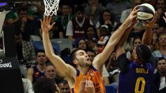 Mike Tobey, del Valencia, frente a Brandon Davies, del Bar&ccedil;a.