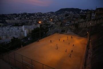 MAYO 2014. Un grupo de niños juegan en un campo de fútbol de las favelas de Sao Carlos, en Rio de Janeiro.