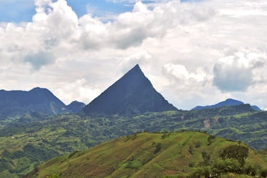 El Cerro Tusa, ubicado en el municipio de Venecia (Antioquia), es conocido por ser la pirámide natural más alta del mundo, una imponente formación que se eleva 1,850 metros sobre el nivel del mar con una geometría casi perfecta. Geológicamente, es un tapón volcánico o "neck" de hace unos 50 millones de años; básicamente, es el magma que se solidificó dentro de la chimenea de un antiguo volcán y que quedó al descubierto cuando la montaña exterior se erosionó por completo.