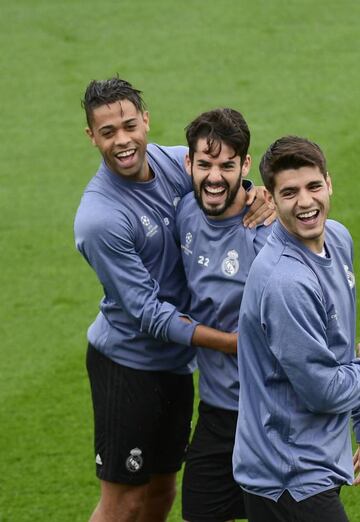 Real Madrid's midfielder Isco (C), Real Madrid's forward Mariano Diaz