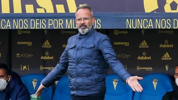 La tradición de entrenadores en el Carranza ha quedado hecha añicos. El técnico nacido en Fernando Poo pulveriza todos los registros históricos: Ramón Blanco (142), Víctor Espárrago (153 partidos), Milosevic (159), José González (192)... y Álvaro Cervera (234) todos consecutivos y los que puede seguir sumando porque tiene contrato en vigor hasta 2024.  Desde Segunda B, 10 encuentros y ascenso a Segunda en la temporada 2015-16, a los 38 de este curso en Primera, prácticamente salvado, pasando por los 183 en las cuatro campañas en la categoría de plata que acabaron también con la vuelta a la élite.   "No me considero el mejor entrenador de la historia del club. Puede que esté pasando una buena época, pero no soy el mejor. Lo que sí tengo claro es que el Cádiz me lo ha dado todo. Antes era entrenador y ahora soy entrenador del Cádiz y así quiero que se me recuerde". Palabras recientes de un entrenador diferente.