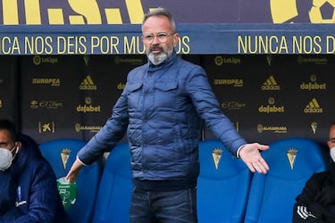 La tradición de entrenadores en el Carranza ha quedado hecha añicos. El técnico nacido en Fernando Poo pulveriza todos los registros históricos: Ramón Blanco (142), Víctor Espárrago (153 partidos), Milosevic (159), José González (192)... y Álvaro Cervera (234) todos consecutivos y los que puede seguir sumando porque tiene contrato en vigor hasta 2024.  Desde Segunda B, 10 encuentros y ascenso a Segunda en la temporada 2015-16, a los 38 de este curso en Primera, prácticamente salvado, pasando por los 183 en las cuatro campañas en la categoría de plata que acabaron también con la vuelta a la élite.   "No me considero el mejor entrenador de la historia del club. Puede que esté pasando una buena época, pero no soy el mejor. Lo que sí tengo claro es que el Cádiz me lo ha dado todo. Antes era entrenador y ahora soy entrenador del Cádiz y así quiero que se me recuerde". Palabras recientes de un entrenador diferente.