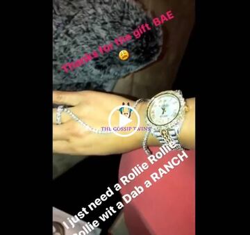 La mano de Keyshia Cole con el lujoso regalo de Floyd Mayweather