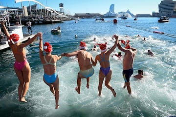 Varios nadadores disfrazados con motivos Navideños participan de la 113ª Edición de la Copa Nadal, una de las pruebas de natación mas antiguas de Europa ya que se celebra desde 1907.