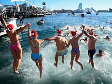 Varios nadadores disfrazados con motivos Navideños participan de la 113ª Edición de la Copa Nadal, una de las pruebas de natación mas antiguas de Europa ya que se celebra desde 1907.