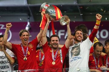 Juan Mata levanta el trofeo de campe&oacute;n de la Eurocopa 2012 conquistada por Espa&ntilde;a en Kiev.