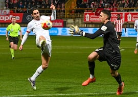 El Athletic sobrevive al despropósito