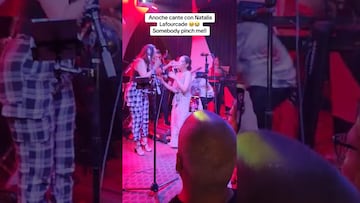 Vídeo: Natalia Lafourcade sorprende a grupo de covers tras subirse con ellos y cantar Nunca Es Suficiente