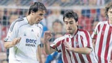 <b>MUY BLANDITOS. </b>La zaga del Athletic, con Sarriegi en la imagen, peca de blanda.