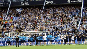 Jugadores y afición del Málaga en comunión tras la derrota contra el Deportivo en promoción de ascenso.