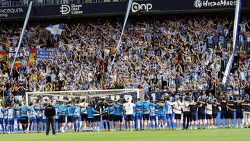 Jugadores y afici&oacute;n del M&aacute;laga en comuni&oacute;n tras la derrota contra el Deportivo en promoci&oacute;n de ascenso.