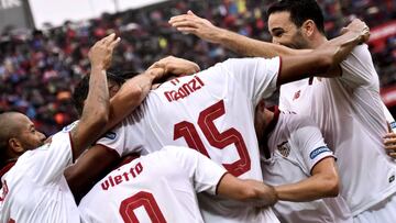 GRA221. SEVILLA, 23/10/2016.- El centrocampista francés del Sevilla Steven N'Zonzi (c) celebra con sus compañeros el primer gol marcado ante el Atlético de Madrid, durante el partido de la novena jornada de la Liga de Primera División que se juega hoy en el estadio Ramón Sánchez-Pizjuán. EFE/Raúl Caro