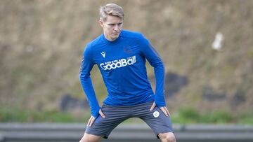 Odegaard, haciendo ejercicios de estiramiento en un entrenamiento.