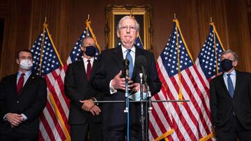 El l&iacute;der de la mayor&iacute;a del Senado, Mitch McConnell, republicano por KY, habla con los medios de comunicaci&oacute;n despu&eacute;s del almuerzo semanal del Senado republicano en el Capitolio de los Estados Unidos en Washington, DC, el 8 de d