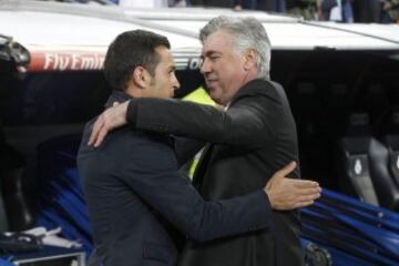 El técnico italiano del Real Madrid, Carlo Ancelotti (d), saluda al entrenador del Almería, Francisco Rodríguez (i), al inicio del partido de la trigésima tercera jornada de liga de Primera División disputado esta noche en el estadio Santiago Bernabéu.