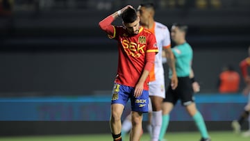 Futbol, Union Espanola vs Cobresal.
Fecha 10, Liga de Primera 2025.
El jugador de Union Espanola Cristian Montes se lamenta tras desperdiciar una ocasión de gol contra Cobresal durante el partido de primera division disputado en el estadio Bicentenario de La Florida en Santiago, Chile.
02/05/2025
Javier Torres/Photosport
Football, Union Espanola vs Cobresal.
10st turn, 2025 First division league.
Union Espanola’s player Cristian Montes reacts against Cobresal during the first division match held at the Bicentenario de La Florida stadium in Santiago, Chile.
02/05/2025
Javier Torres/Photosport